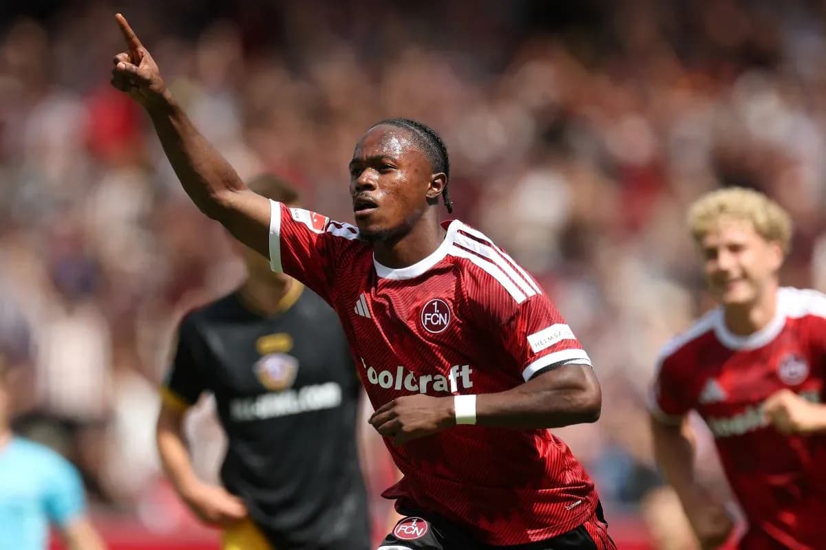 Jugador celebrando un gol durante el partido