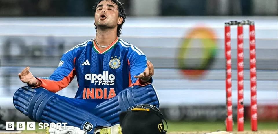Jugador de críquet sentado en el campo de juego
