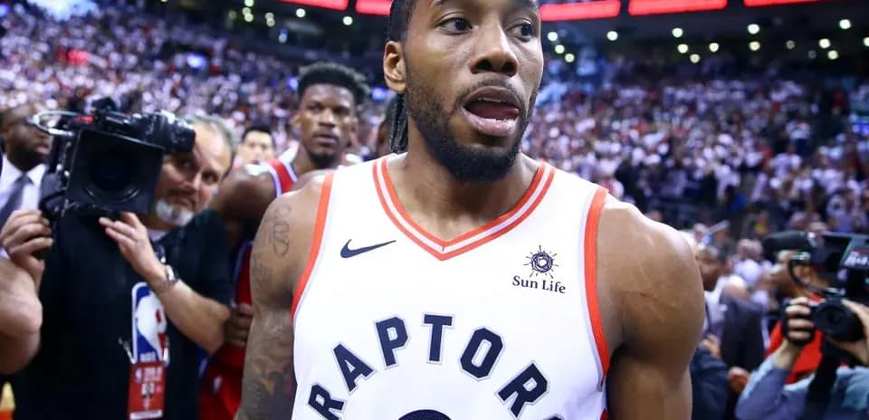 Kawhi Leonard saliendo de la cancha tras partido