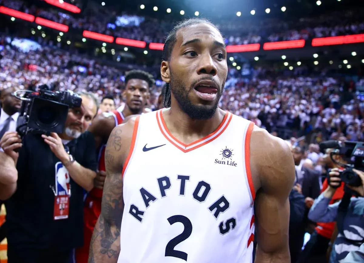 Kawhi Leonard saliendo de la cancha tras partido