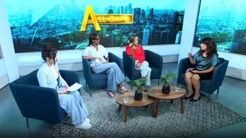 Cuatro mujeres conversando en un set de televisión