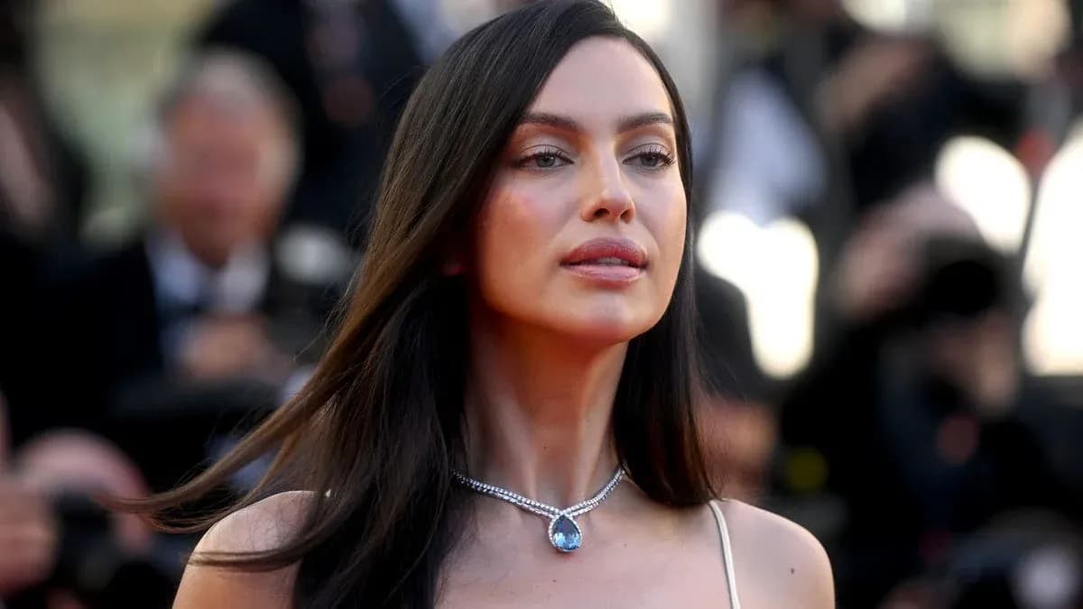 Mujer con collar en evento de alfombra roja