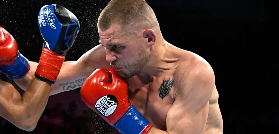 Boxeador esquivando un golpe en el ring