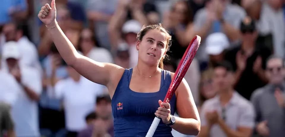Jugadora de tenis saludando a la multitud después del partido
