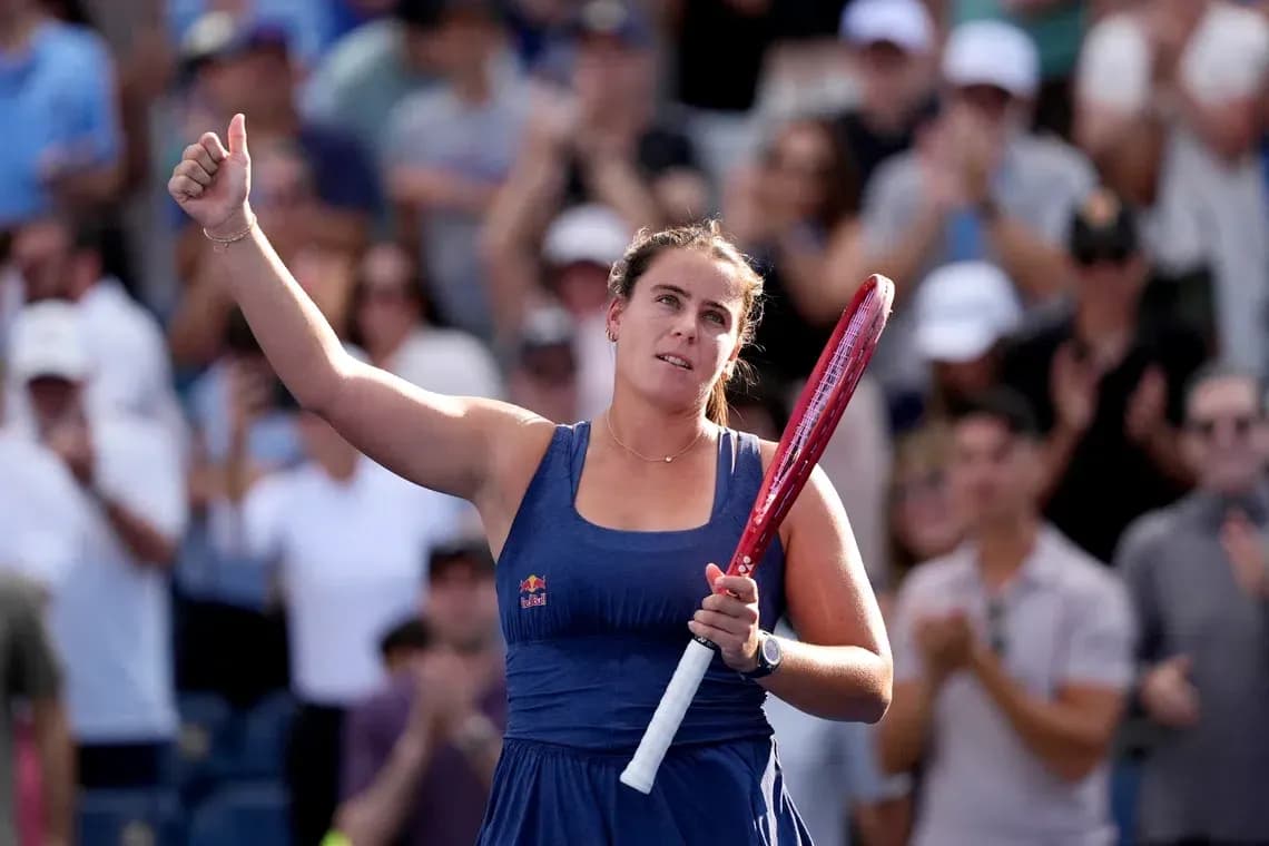 Jugadora de tenis saludando a la multitud después del partido