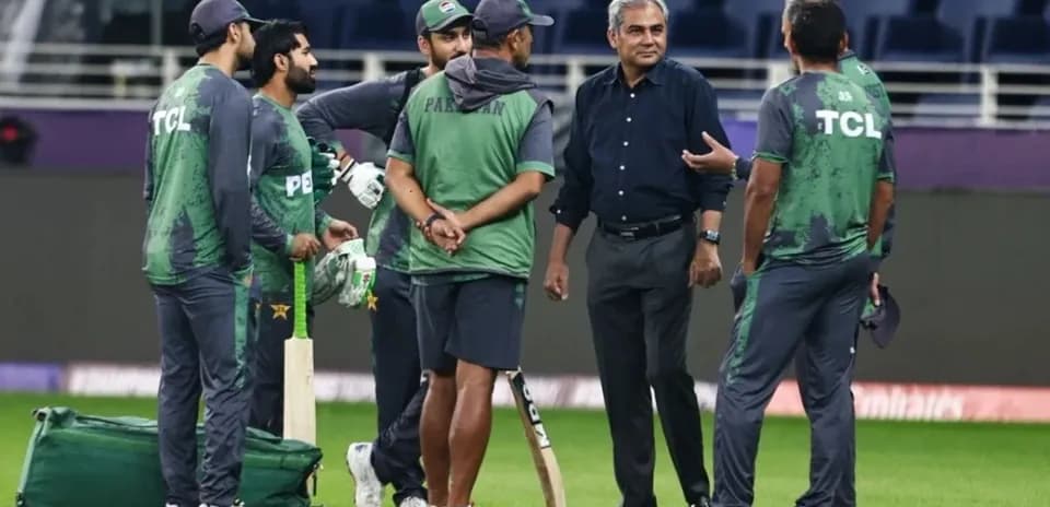 Jugadores de cricket de Pakistán conversando en el campo