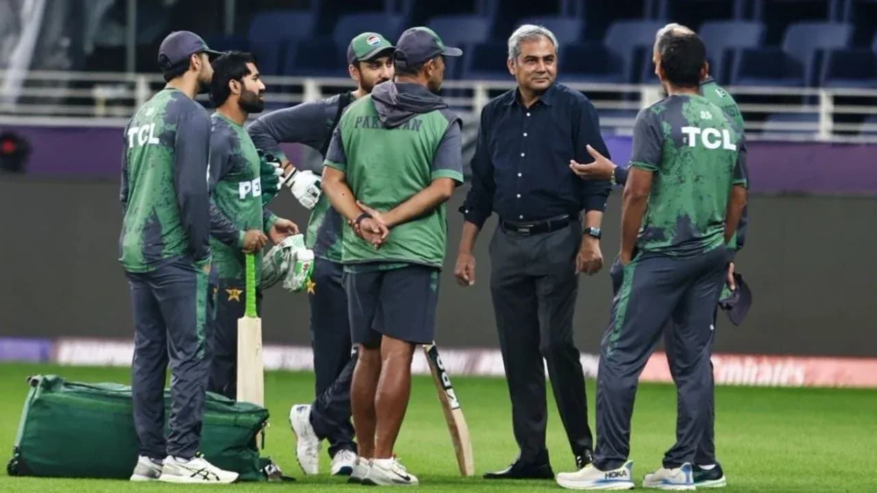 Jugadores de cricket de Pakistán conversando en el campo