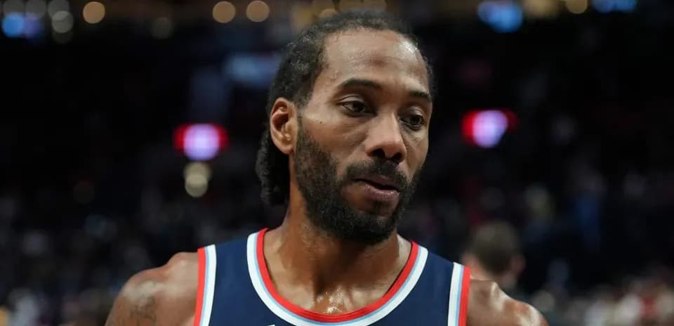 Jugador de baloncesto en la cancha durante un partido