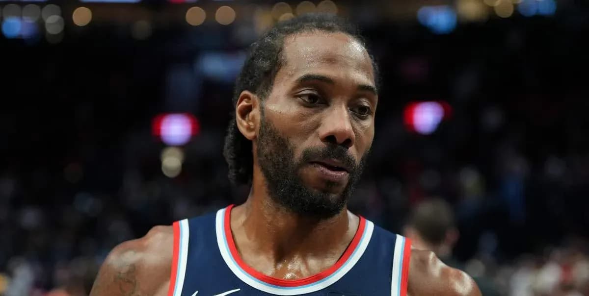 Jugador de baloncesto en la cancha durante un partido