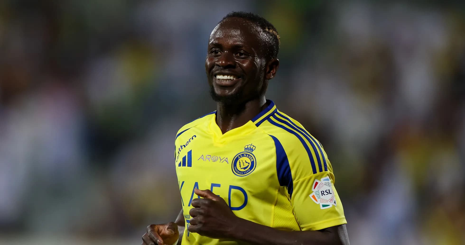 Jugador de Al Nassr sonriendo durante el partido