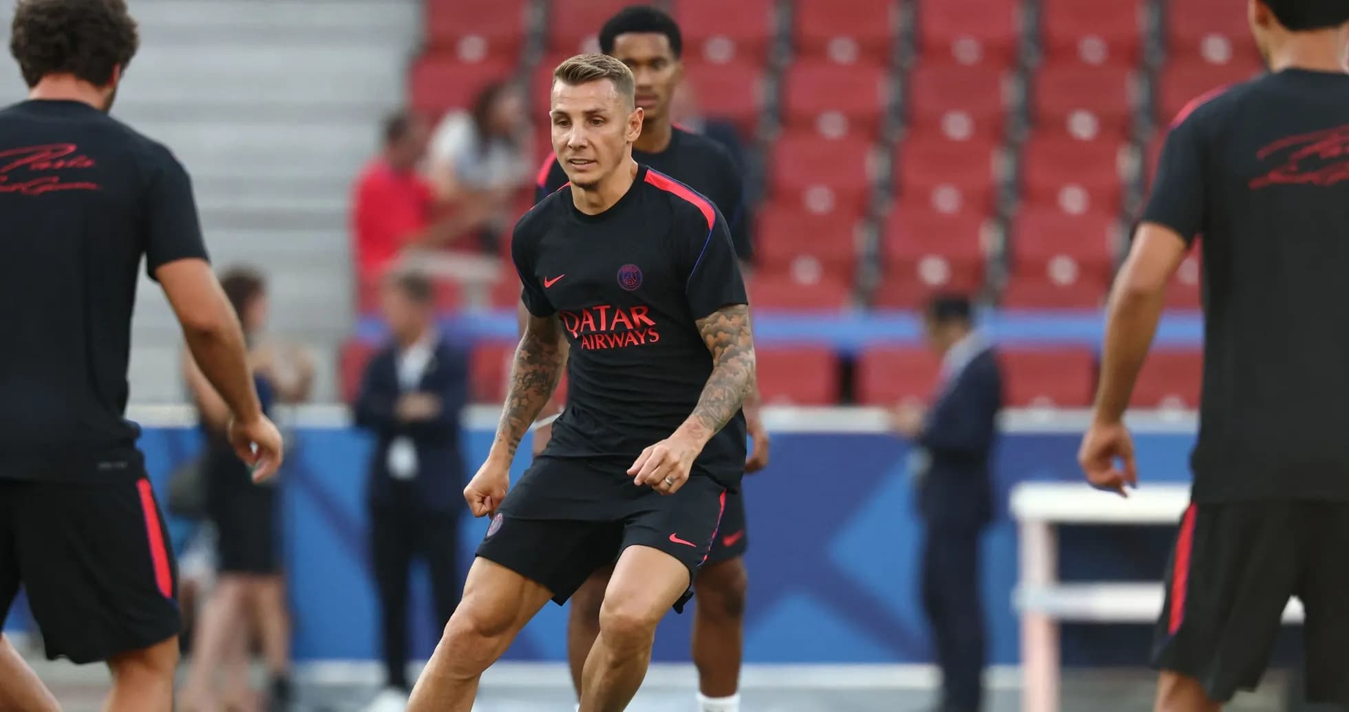 Jugador entrenando en sesión previa al partido