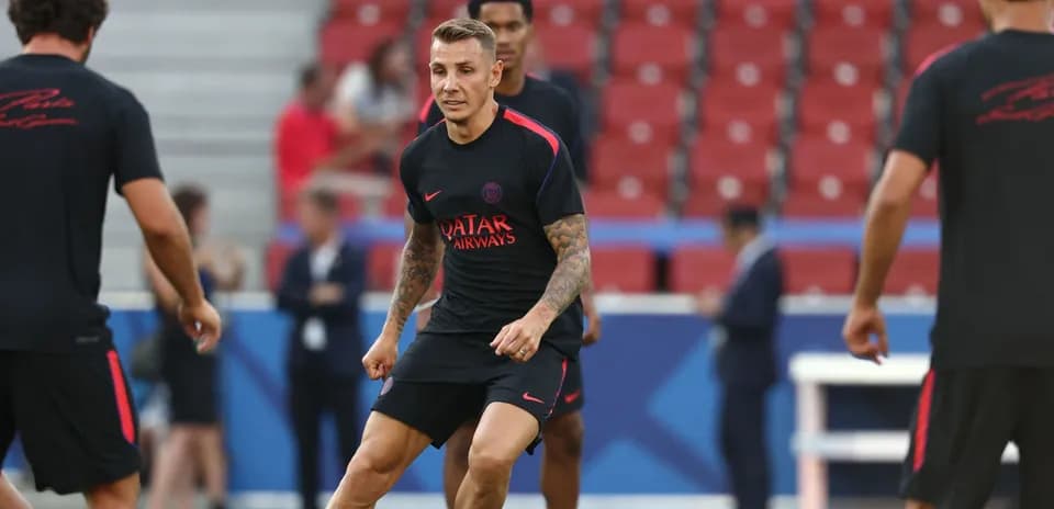 Jugador entrenando en sesión previa al partido