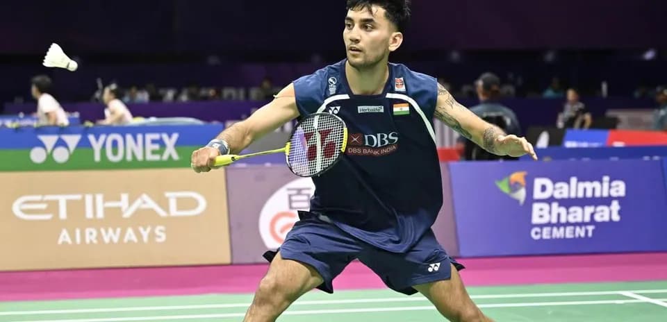 Jugador de bádminton en acción durante un partido