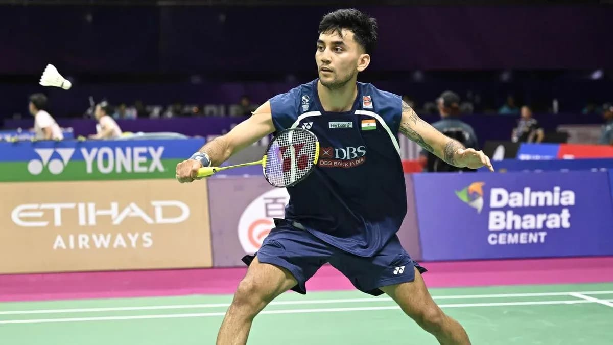 Jugador de bádminton en acción durante un partido