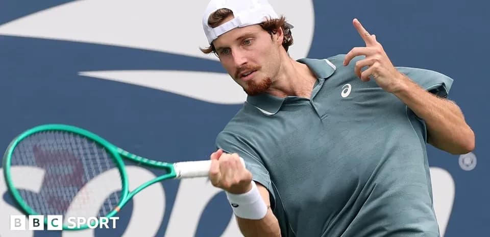 Jugador de tenis golpeando la pelota durante un partido