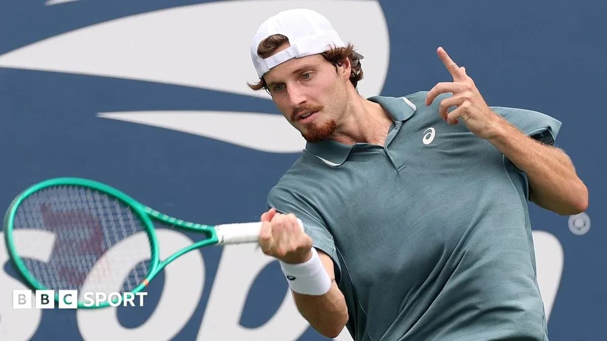 Jugador de tenis golpeando la pelota durante un partido