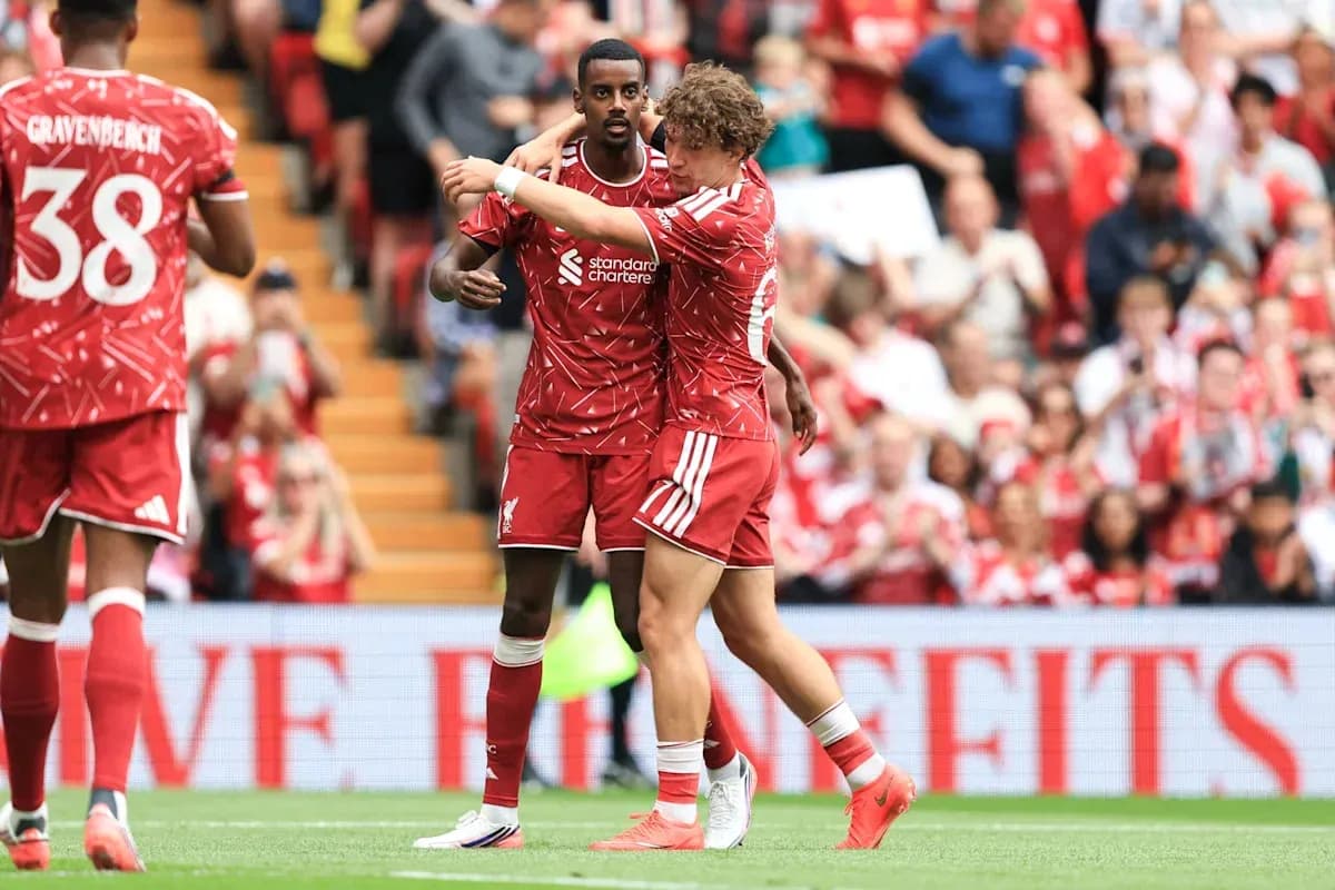 Jugadores de Liverpool celebrando un gol en el estadio