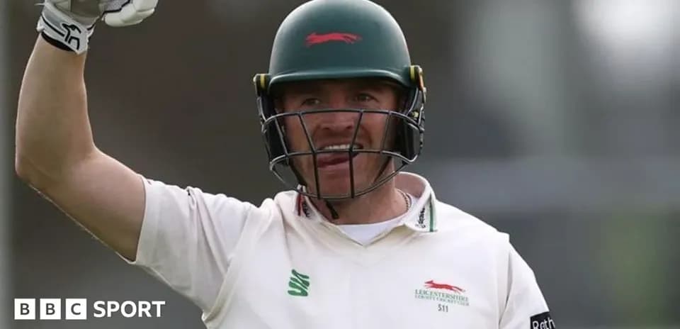 Jugador de cricket levantando el brazo en celebración
