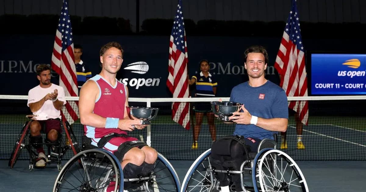 Jugadores en sillas de ruedas sosteniendo trofeos en US Open