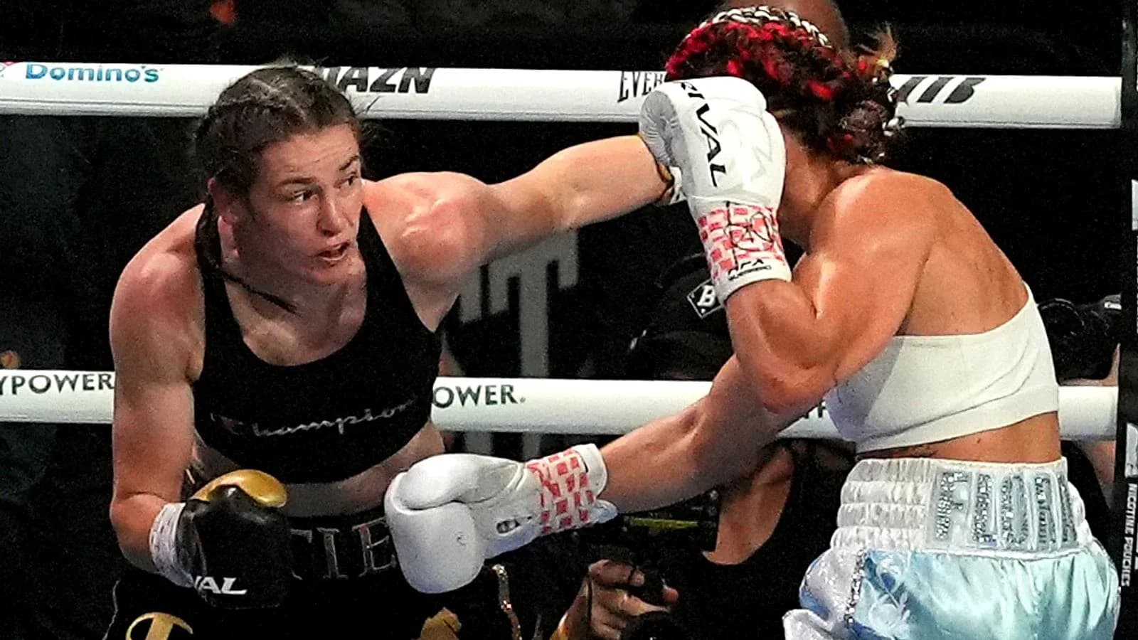 Boxeadoras intercambiando golpes en el ring