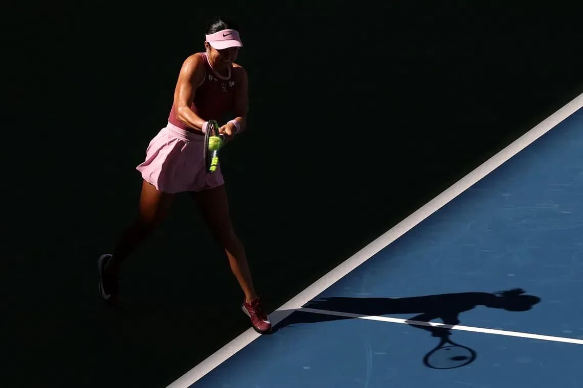 Jugadora de tenis golpeando la pelota en la cancha