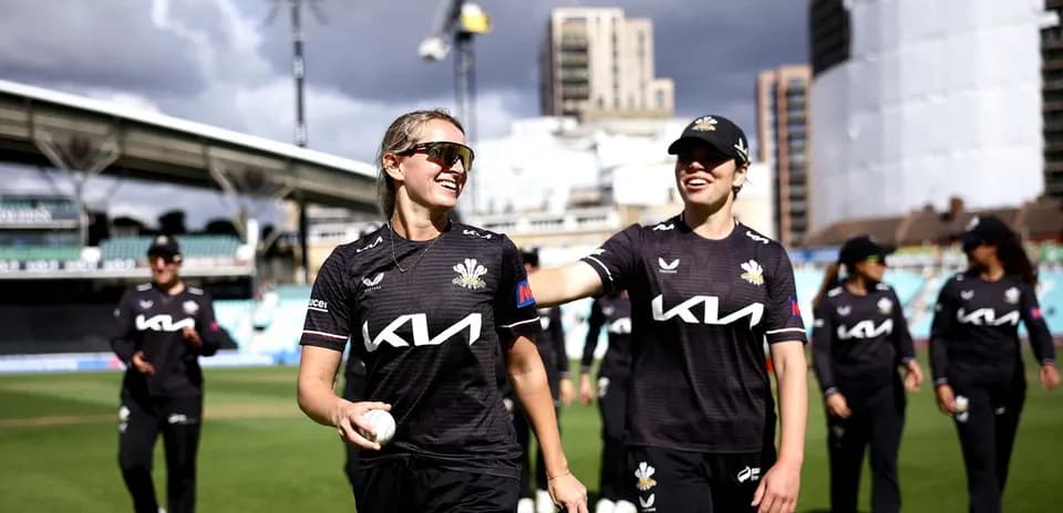 Jugadoras de cricket caminando en el campo