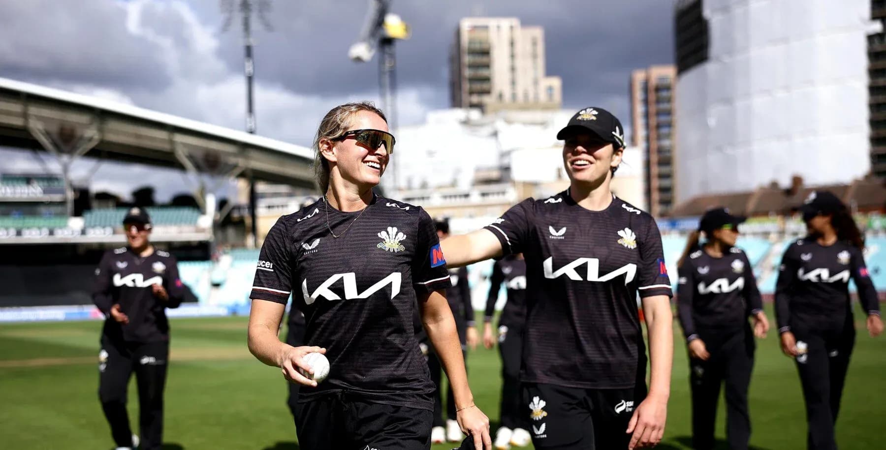 Jugadoras de cricket caminando en el campo
