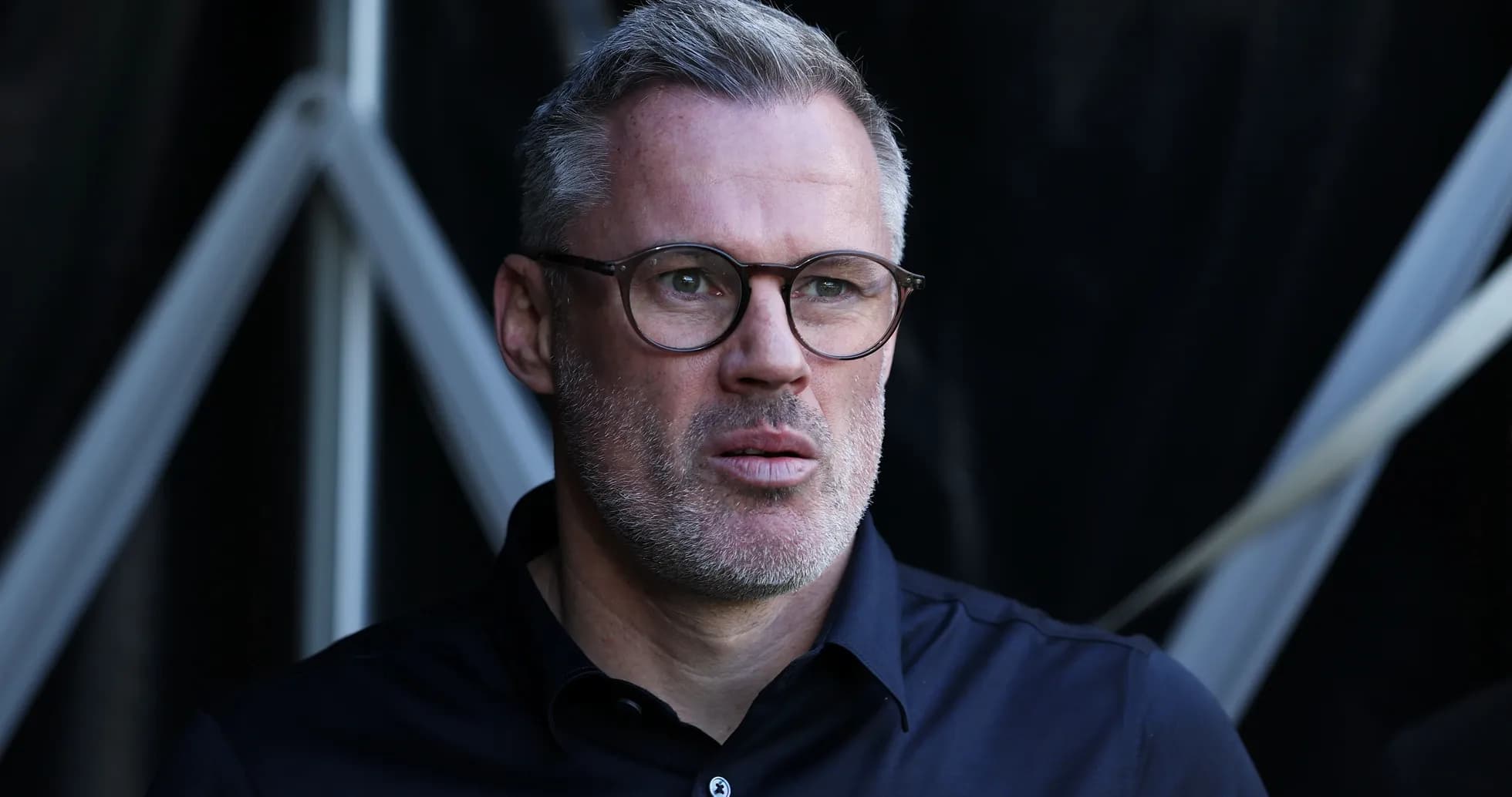 Hombre con gafas observando desde la zona técnica
