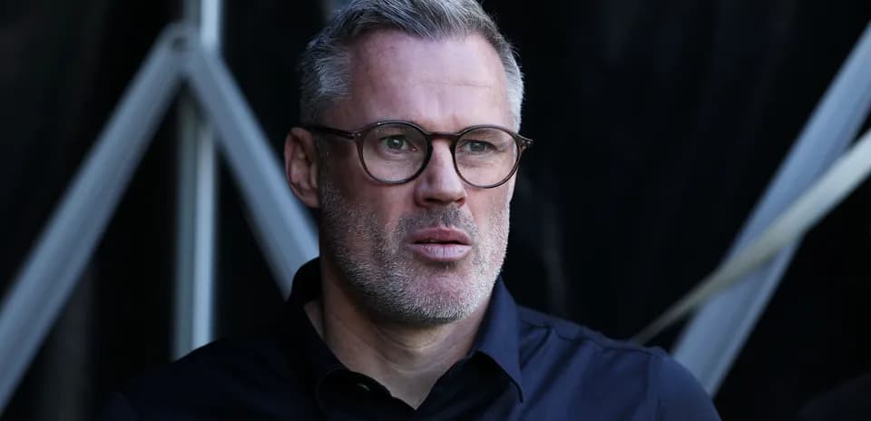 Hombre con gafas observando desde la zona técnica