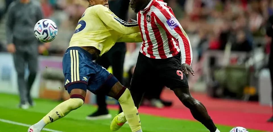 Jugadores luchando por el balón en un partido