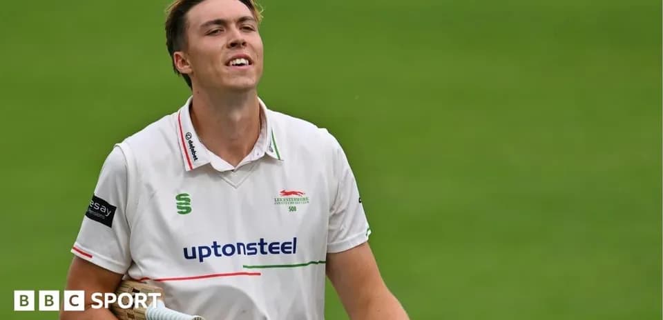Jugador de cricket saliendo del campo tras anotar