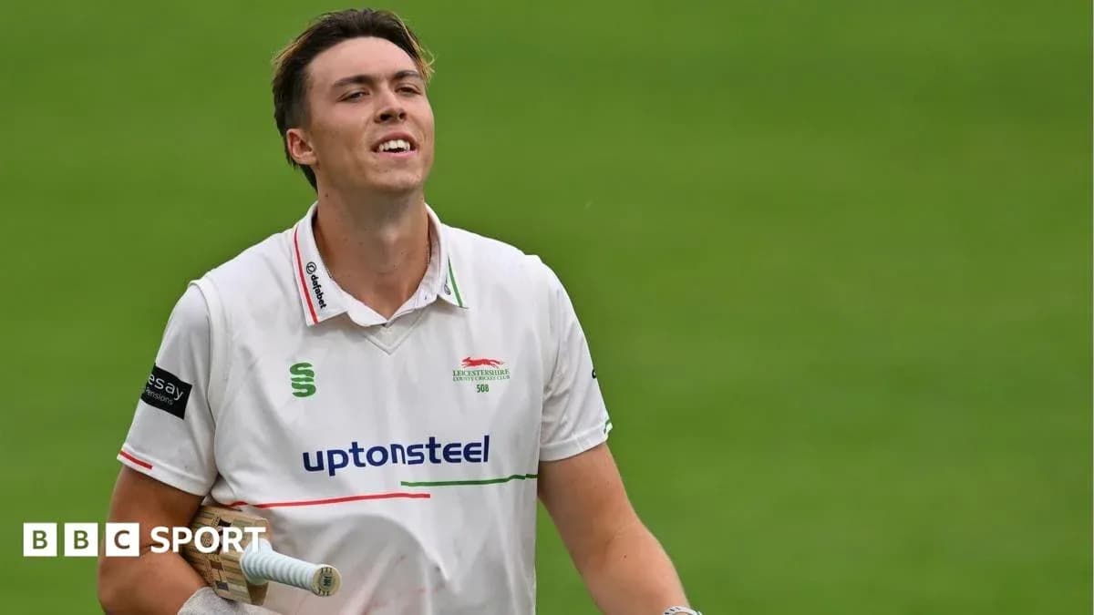 Jugador de cricket saliendo del campo tras anotar