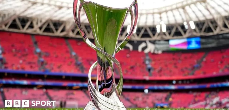Trofeo en estadio vacío antes del partido