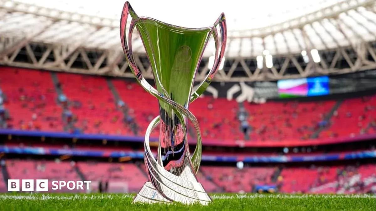 Trofeo en estadio vacío antes del partido