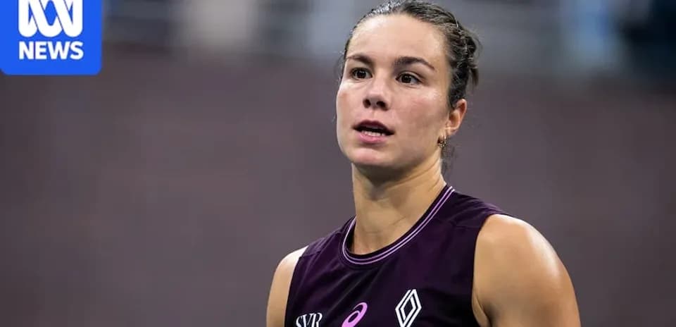 Atleta en competición con camiseta deportiva morada
