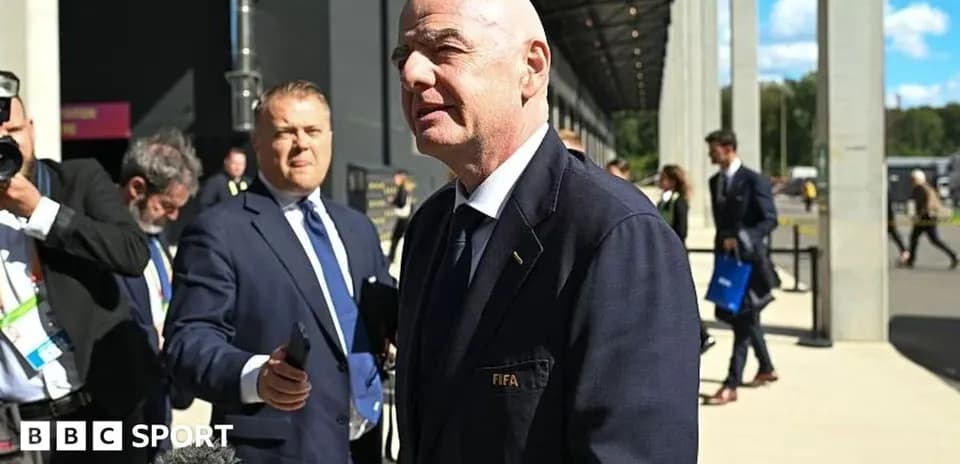 Gianni Infantino hablando con periodistas en evento