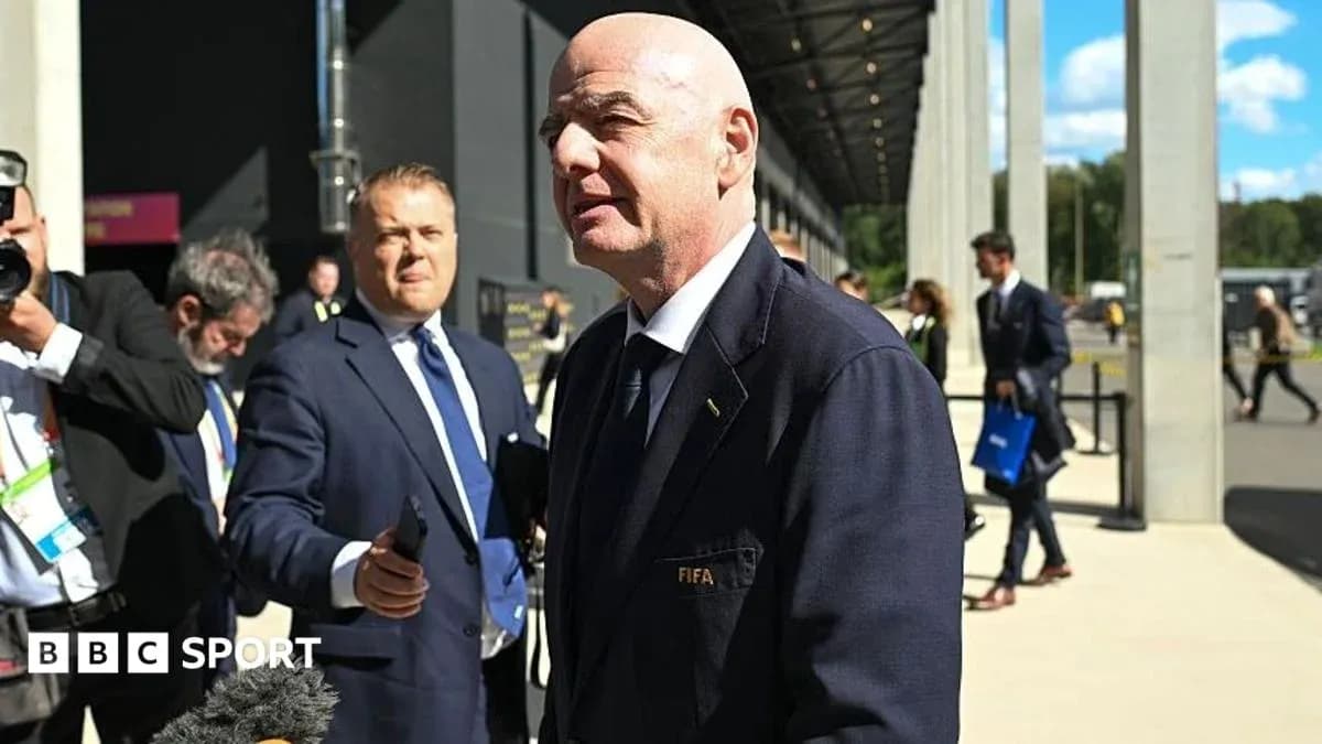 Gianni Infantino hablando con periodistas en evento
