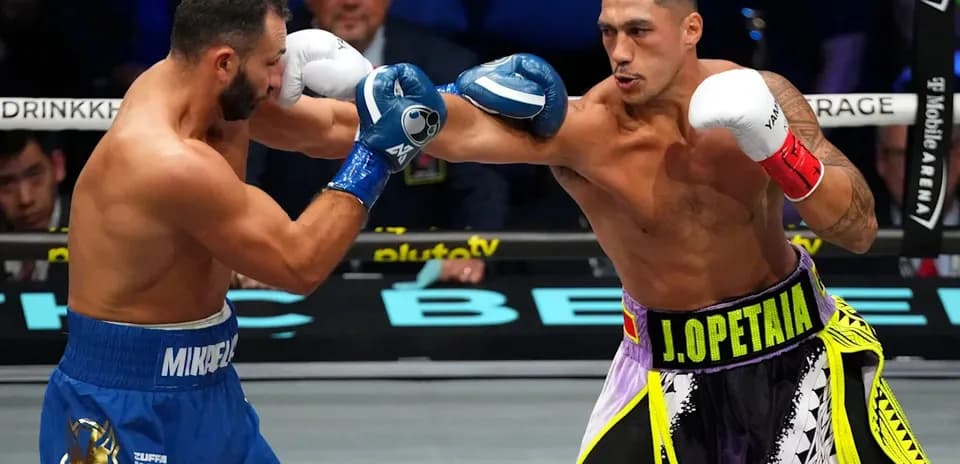 Boxeadores golpeando en el ring de T-Mobile Arena