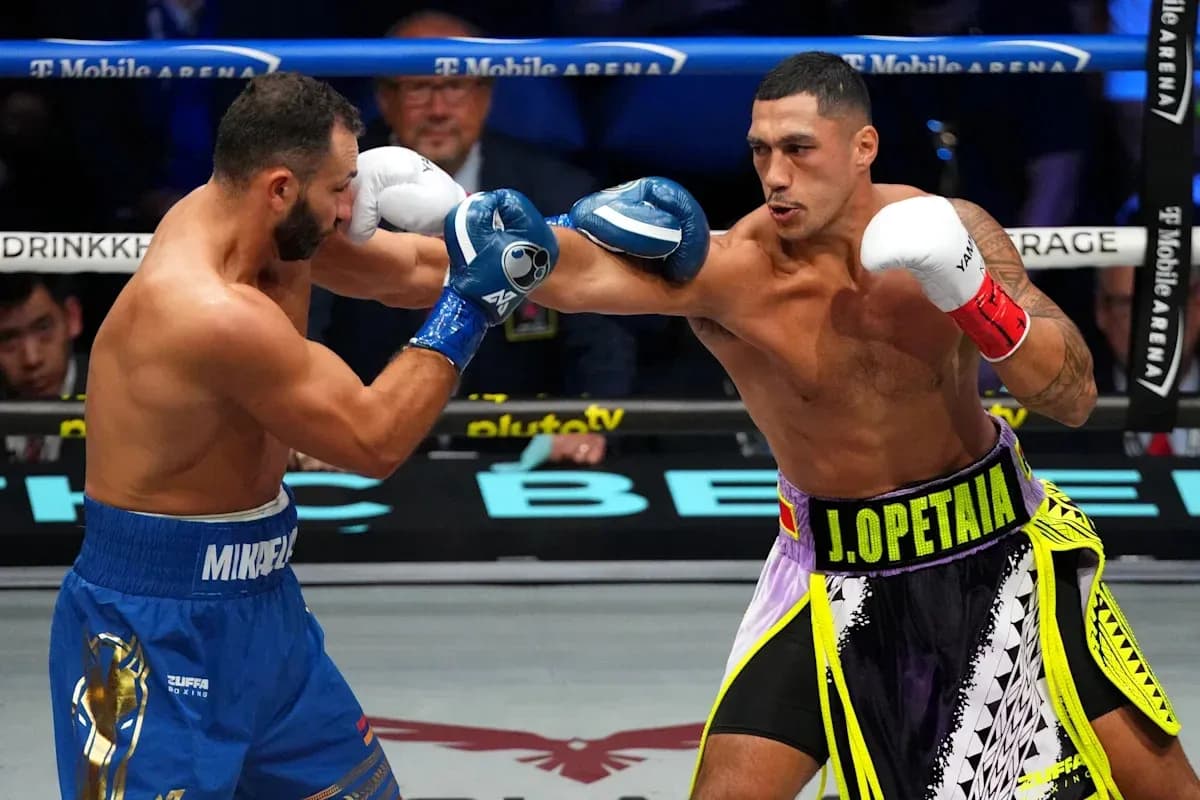 Boxeadores golpeando en el ring de T-Mobile Arena