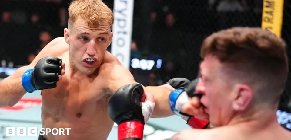 Peleador lanzando un golpe en pelea de MMA