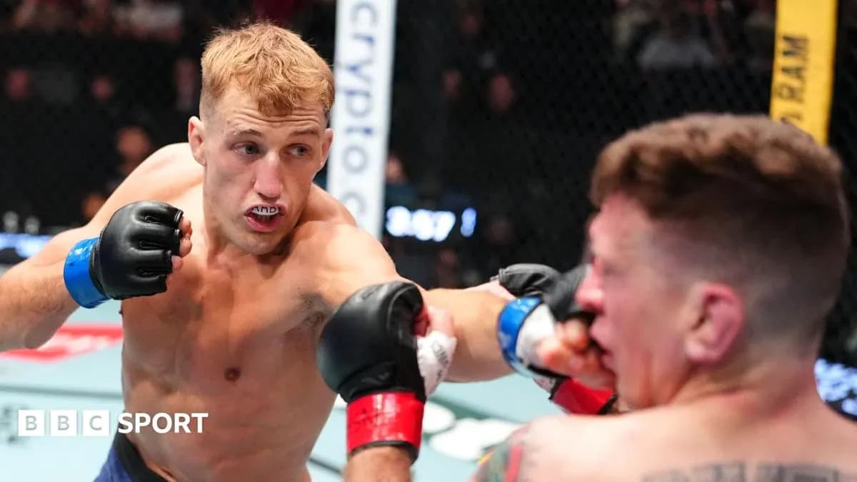 Peleador lanzando un golpe en pelea de MMA
