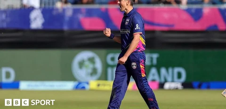 Jugador celebrando tras tomar un wicket en el partido