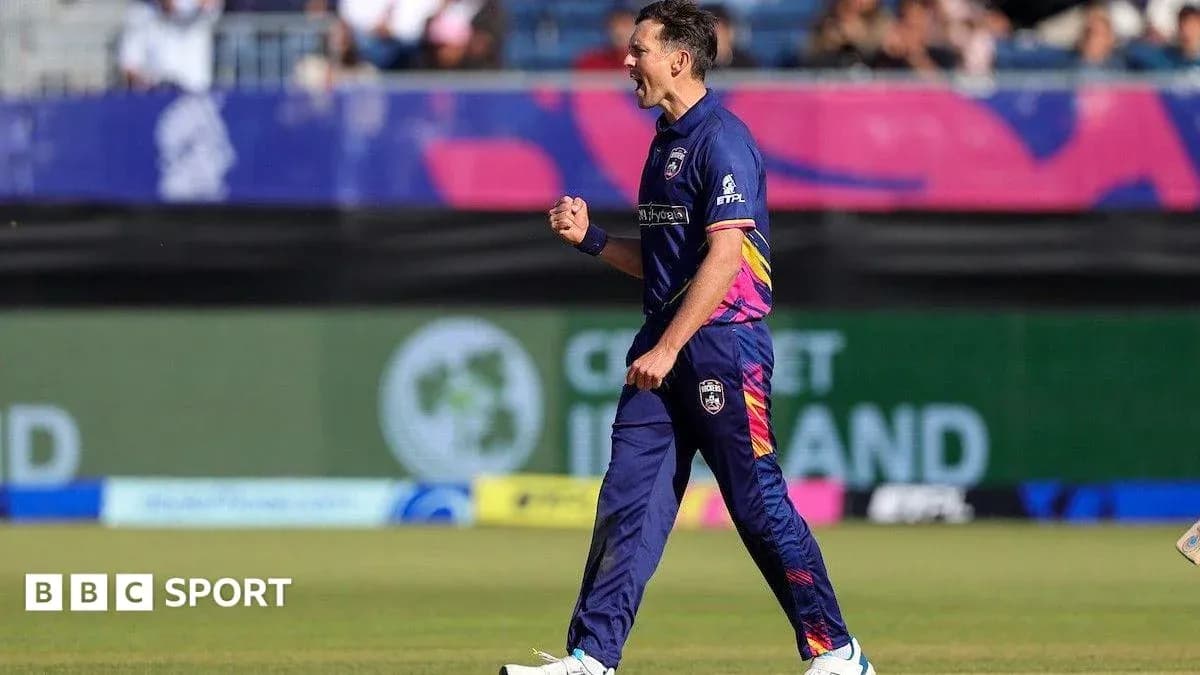 Jugador celebrando tras tomar un wicket en el partido