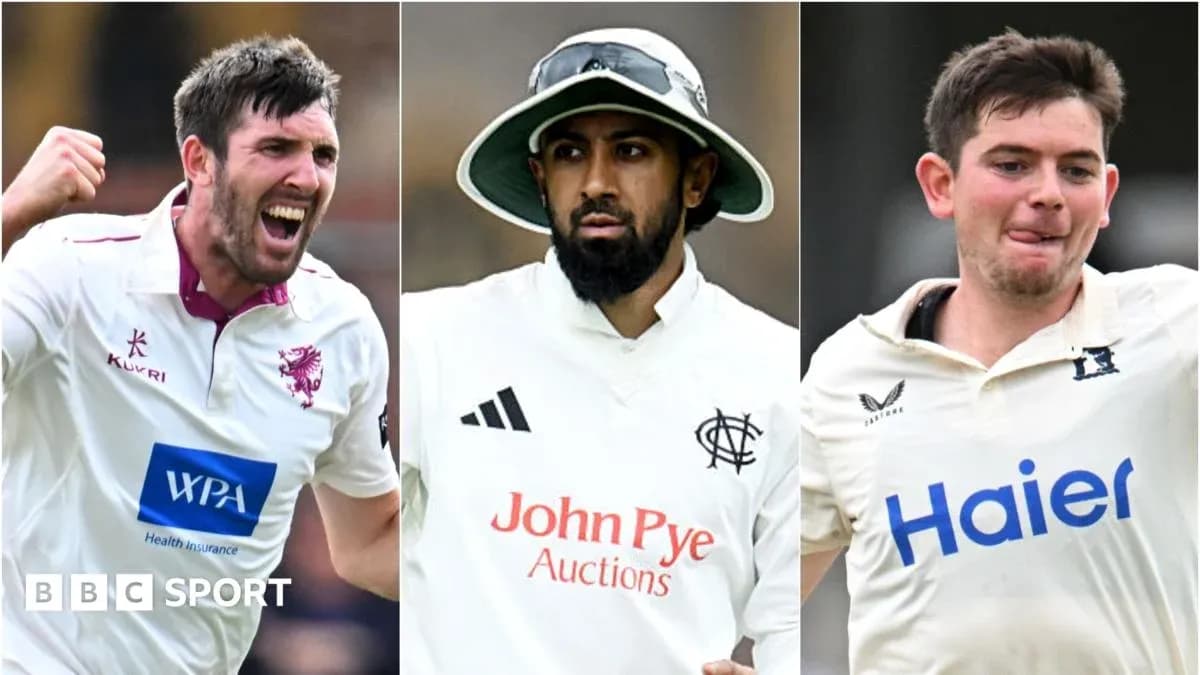 Tres jugadores de cricket posando en uniforme