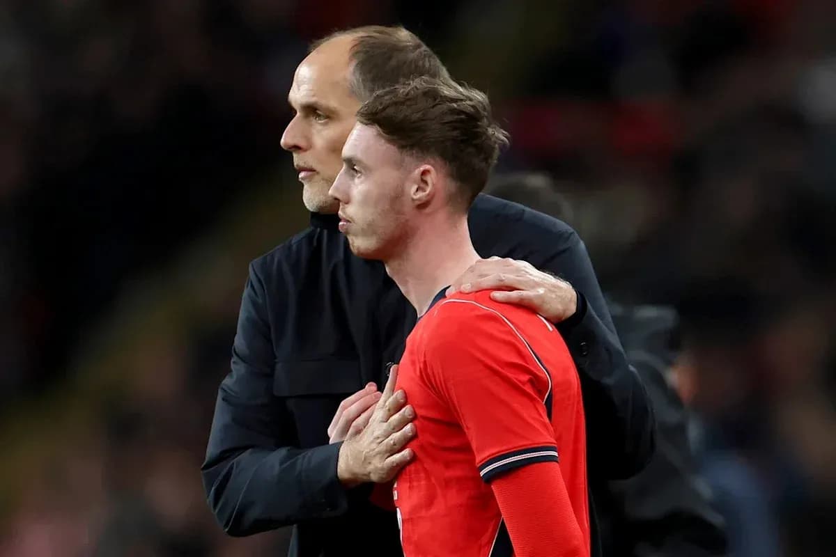 Entrenador hablando con jugador en el banquillo