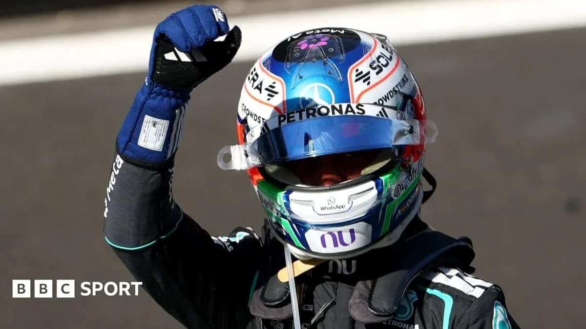 Piloto de Fórmula 1 celebrando con el puño en alto