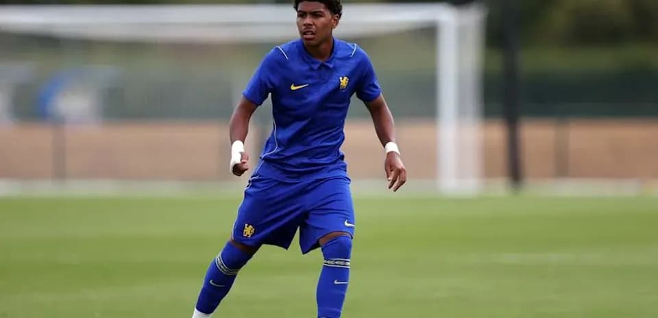 Jugador entrenando en el campo de fútbol