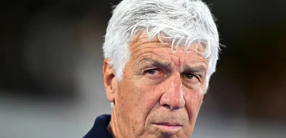 Entrenador con cabello blanco mirando a la cámara