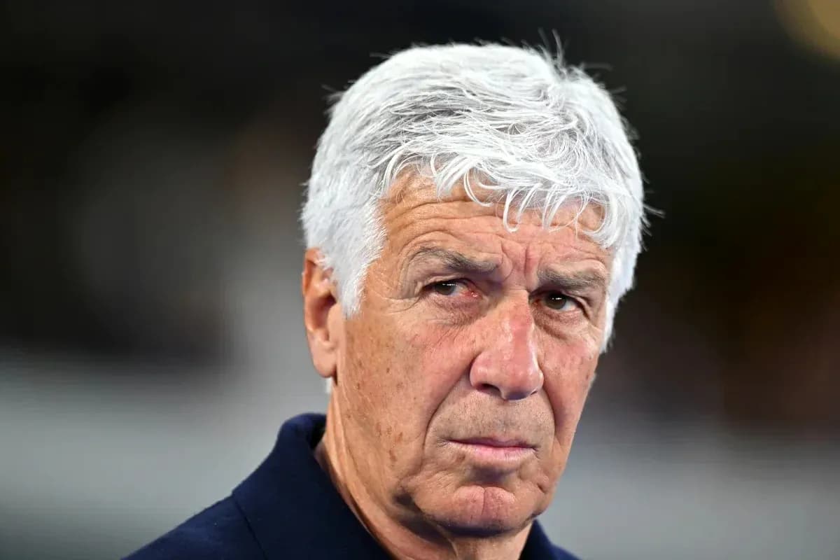 Entrenador con cabello blanco mirando a la cámara