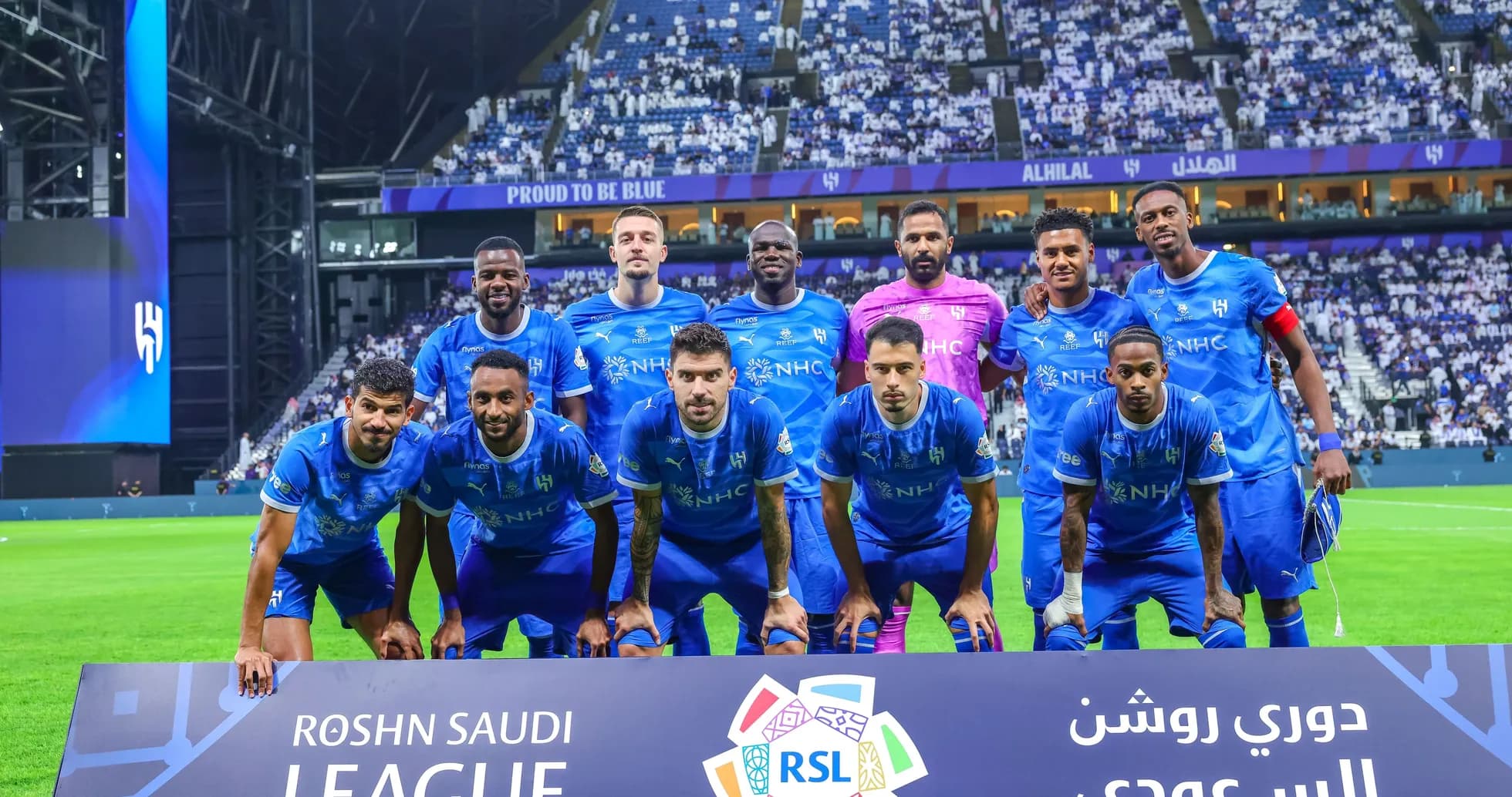 Equipo Al Hilal posando en el campo antes del partido